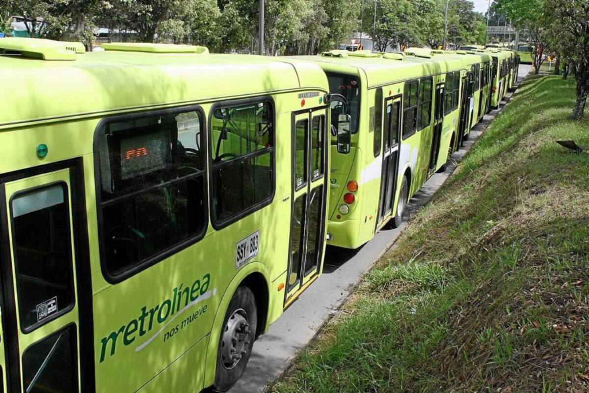 Los operadores de transporte aún no han podido matricular 22 buses de Metrolínea, razón por la cual estarían impedidos a partir del 1 de marzo de circular por las calles de la ciudad. Para evitar alguna sanción, los concesionarios deben agilizar la desvinculación de los buses convencionales que hacen falta. (Foto: Archivo / VANGUARDIA LIBERAL)