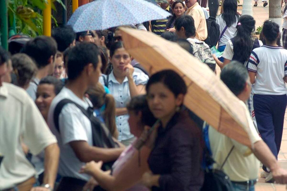 Interminables filas de personas, interesadas en buscar algún tipo de vinculación laboral, se vieron ayer en Cenfer. Todo hizo parte de la Feria del Empleo, organizada por el Sena. (Foto: Foto: César Flórez León / VANGUARDIA LIBERAL)