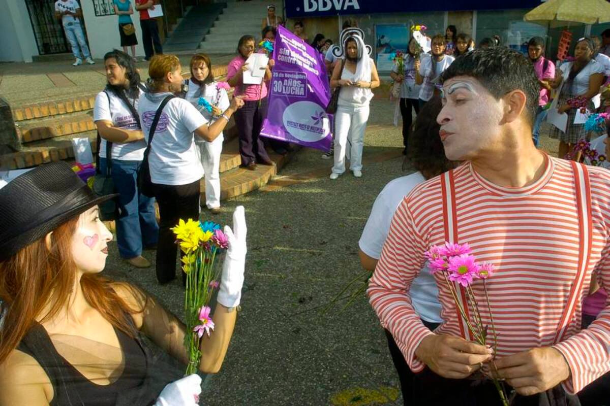 Mientras en la Plaza Cívica Luis Carlos Galán Sarmiento ya se había iniciado el platón con las mujeres vestidas de negro, otras, con camisetas blancas, arribaban al lugar con pancartas y uno que otro acto simbólico (Foto: César Flórez/VANGUARDIA LIBERAL)