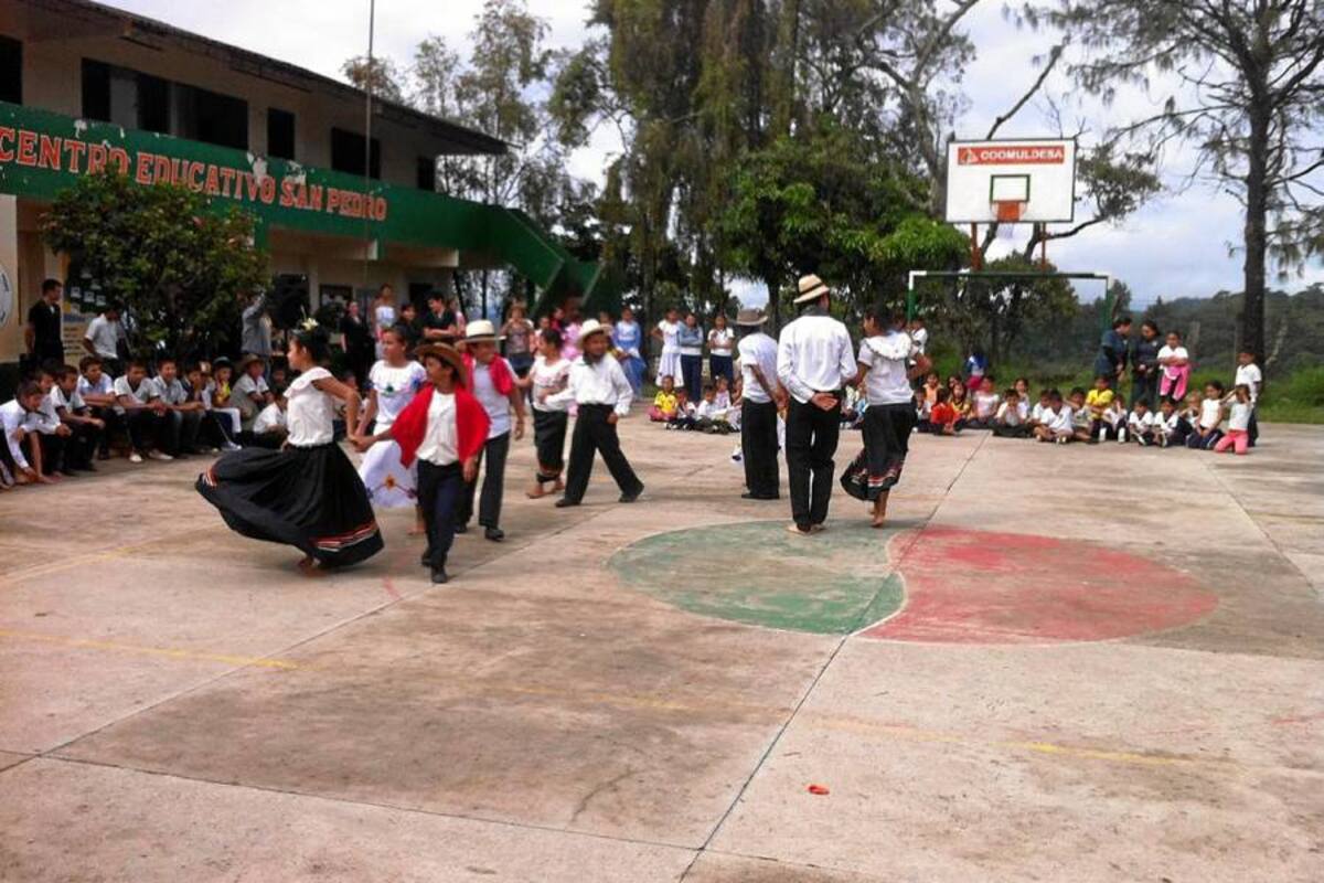 En el centro educativo San Pedro, los estudiantes del ciclo complementario de la Escuela Normal Superior Oiba, realizaron una actividad lúdico pedagógica, para poner en práctica lo aprendido en las aulas, y escogieron las danzas para fortalecer el desarrollo de la motricidad en los estudiantes de pos primaria. (Foto: Luis Fernando Martínez Vargas/VANGUARDIA LIBERAL)