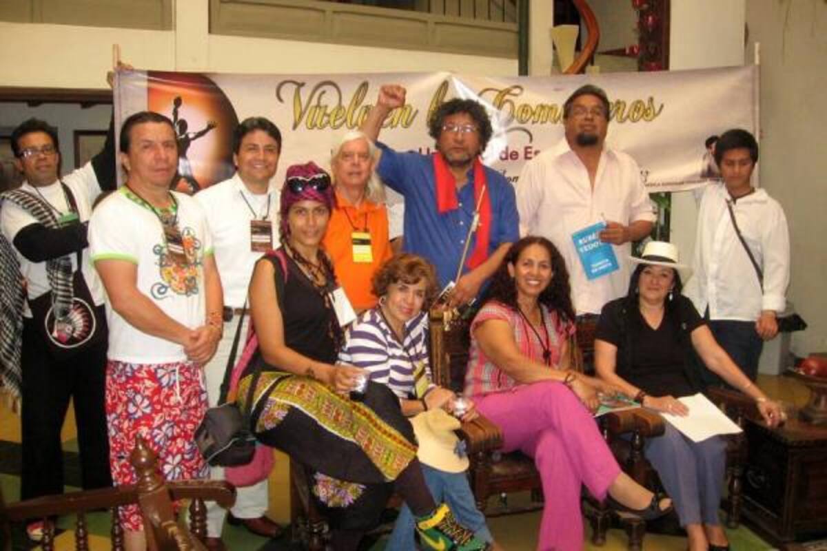 Las actividades desarrolladas por los escritores provenientes de diferentes ciudades del país y de varios países fueron: una marcha de banderas, un ritual del fuego por el grupo Ensamble Ancestral, la inauguración del IV Encuentro con un recital y la entrega de ofrendas florales del grupo a las esculturas de Antonia Santos y Manuela Beltrán. (Foto: Nancy Gómez /VANGUARDIA LIBERAL)