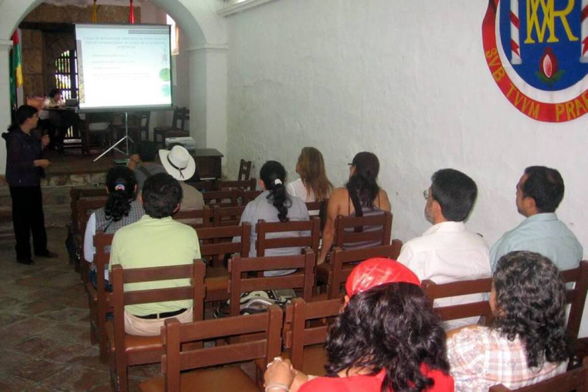 Los candidatos que no pudieron asistir a la charla presentada por la Asociación Apícola Comunera, en coordinación con la Epsagro, pueden comunicarse con ésta última entidad en Socorro, con el fin de conocer los pormenores del proyecto. (Foto: Nancy Gómez/VANGUARDIA LIBERAL)