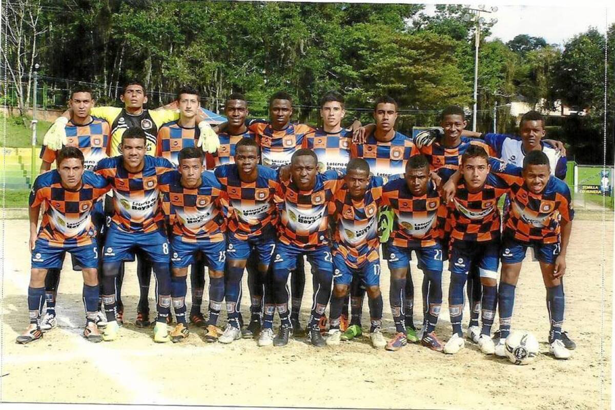 En la imagen, el Boyacá Chicó el día del partido con el equipo Yariguíes del Socorro, que arribaron al Socorro con sus técnicos Orlando Rojas, (ex -jugador del Unión Magdalena) y Harold Bonilla, (padre de Cristian Bonilla, arquero de la Selección Colombia Sub-20 en el Mundial). (Foto: Suministrada /VANGUARDIA LIBERAL )