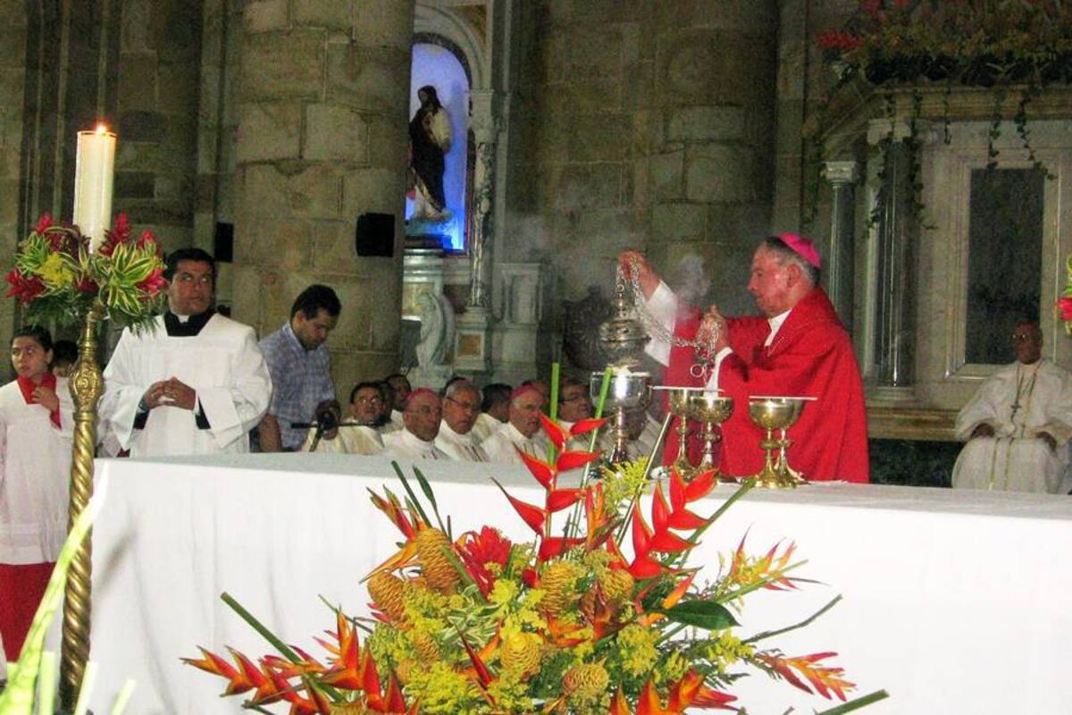 Aspectos de la solemne eucaristía celebrada en la Concatedral del municipio del Socorro, que contó con la presencia de arzobispos, obispos y sacerdotes que integran más de veinte Diócesis. (Foto: Nancy Gómez/VANGUARDIA LIBERAL)
