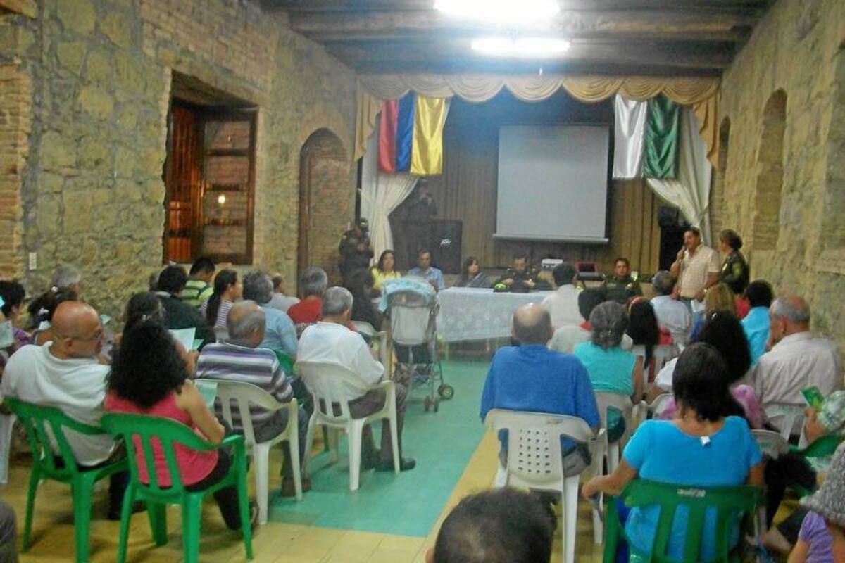 Consejo comunitario que se realizó en el barrio El Convento del Socorro, donde esperaban la presencia del alcalde Humberto Corzo Galvis, sin embargo la comunidad exigió un arreglo urgente al alumbrado público del sector. (Foto: Suministrada/VANGUARDIA LIBERAL)