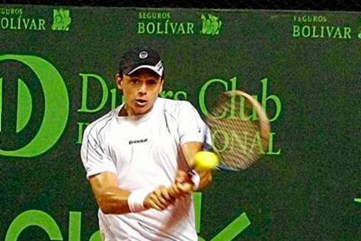 El colombiano Alejandro González (arriba) se clasificó ayer a la fase semifinal del Challenger Seguros Bolívar Open de Tenis de Bucaramanga al derrotar en tres sets al argentino argentino Diego Schwartzman (abajo), y buscará hoy ante el estadounidense Wayne Odesnik el cupo en la final. (Foto: Mauricio Betancourth / VANGUARDIA LIBERAL)