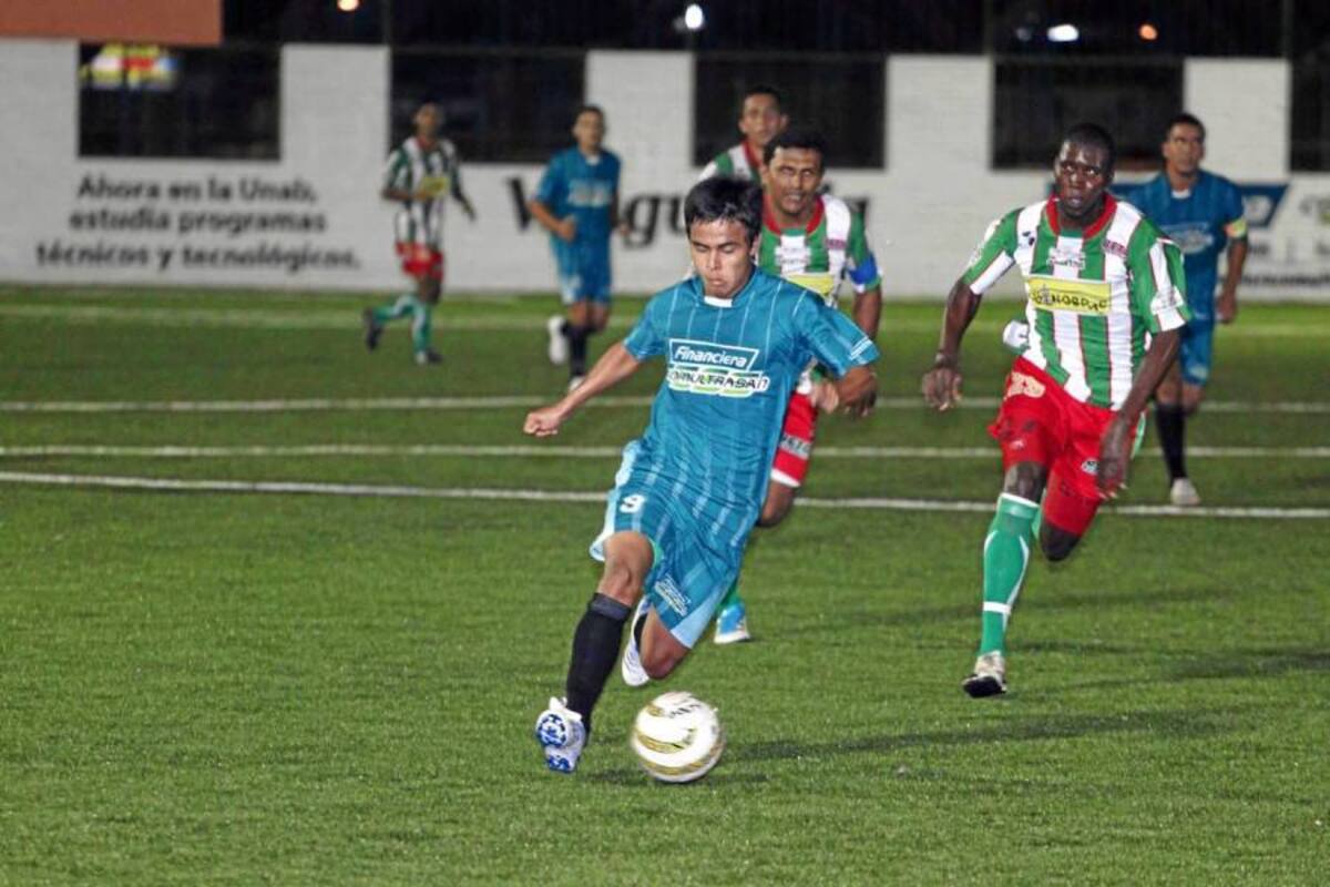 Financiera Comultrasan derrotó 3 – 2 al equipo Arditas – Coinobras – Germany y lo eliminó del XXX Torneo de la Cancha Marte en la categoría libre. (Foto: Nelson Díaz / VANGUARDIA LIBERAL )