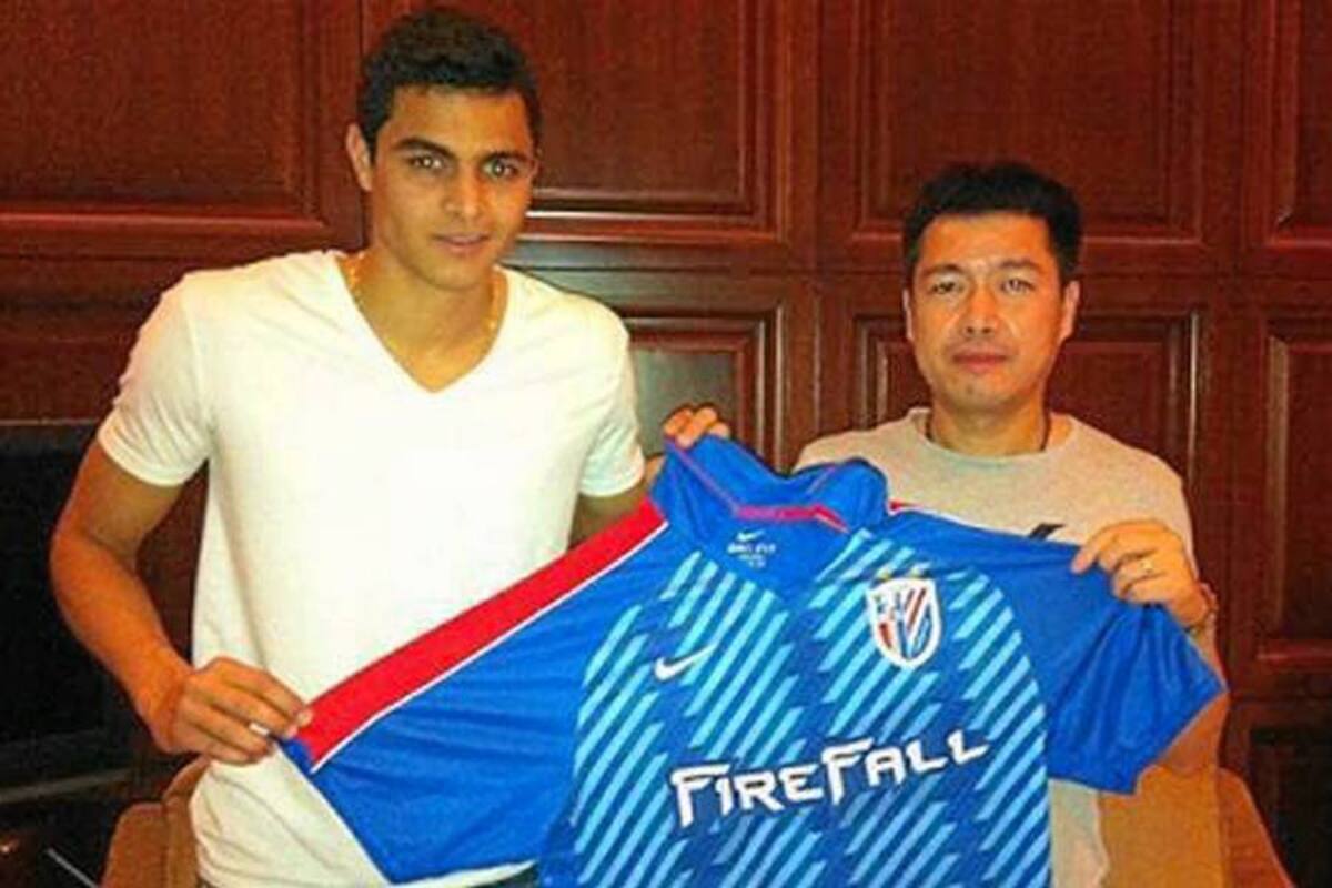 Esta es la foto de la presentación oficial del colombiano Giovanni Moreno como jugador del Shanghái Shenhua, equipo de la Súper Liga China, así se llama el torneo de primera división del gigante asiático. (Foto: Tomada de ww.ole.com.ar / VANGUARDIA LIBERAL)