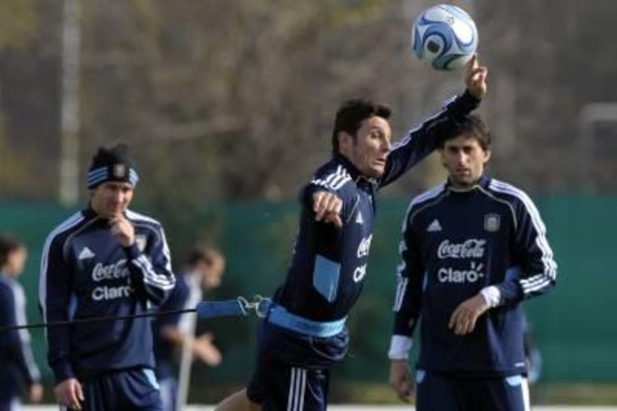 Estos tres hombres, Javier Zanetti, Lionel Messi y Diego Milito, son tres de los principales hombres con que cuenta el técnico de Argentina, Sergio Batista, para afrontar la Copa América 2011, ante Bolivia, Colombia y Costa Rica, en la fase de grupos.(Foto: AFP / VANGUARDIA LIBERAL)