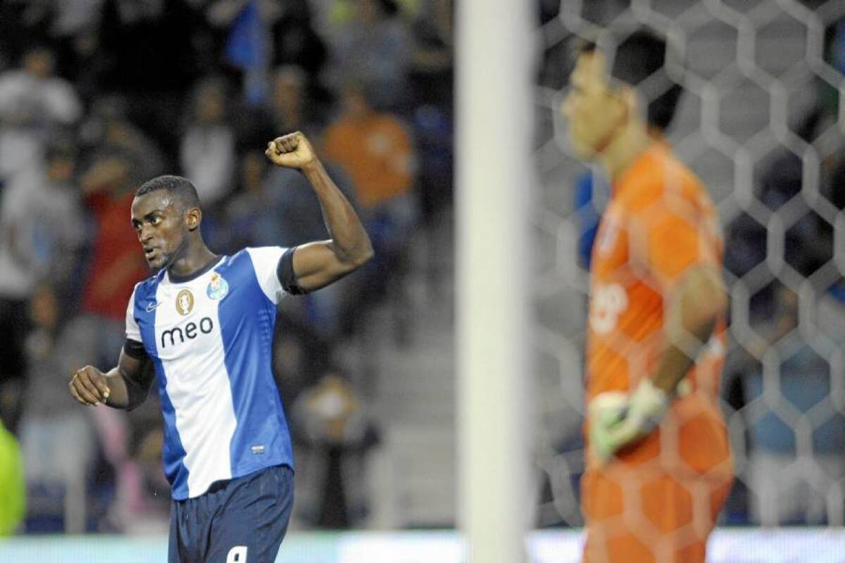 El delantero colombiano Jackson Martínez abrió ayer su cuenta goleadora con el Oporto en la Liga de Portugal y colaborar en la goleada de su equipo 4-0 sobre el Vitória de Guimaraes. (Foto: AFP / VANGUARDIA LIBERAL)
