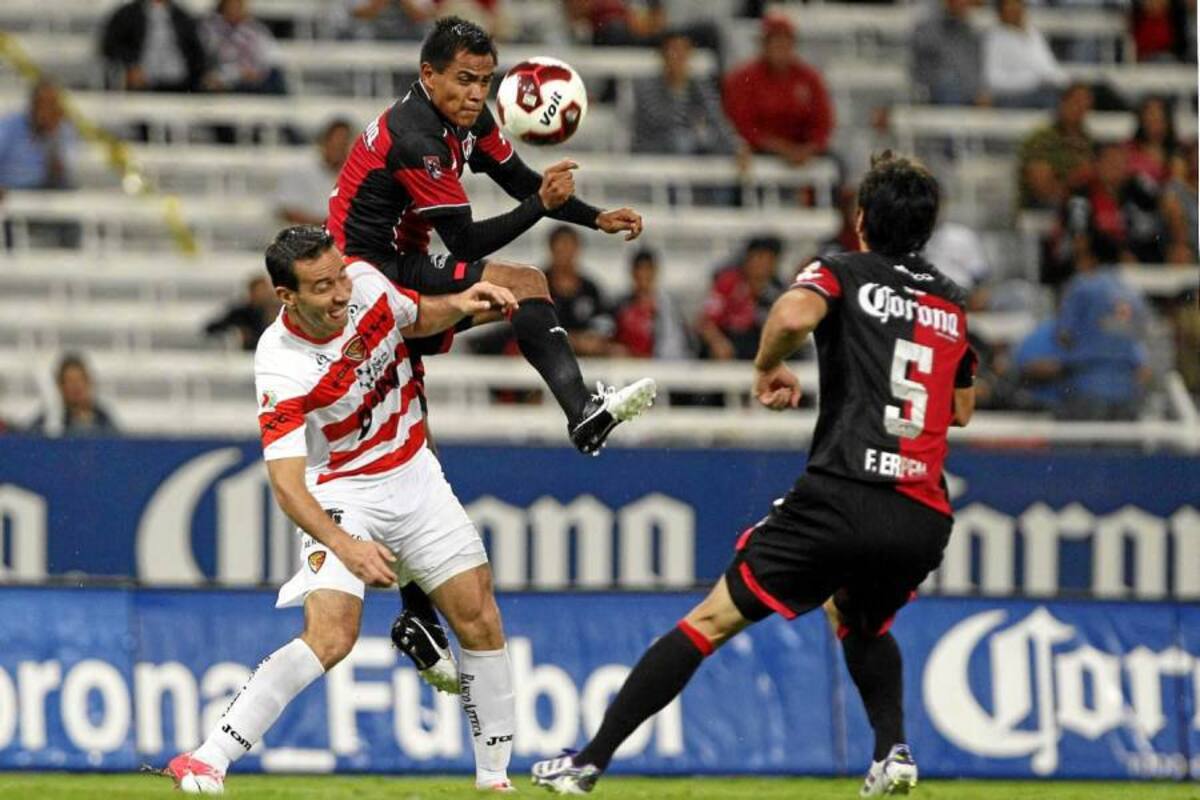 El delantero santandereano Luis Gabriel Rey Villamizar marcó su tercer gol, en seis fechas disputadas en el Apertura del torneo mexicano y fue fundamental en el triunfo de Jaguares sobre Gallos Blancos. (Foto: EFE/ VANGUARDIA LIBERAL)