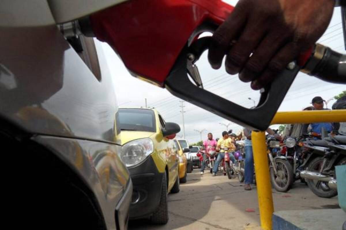 El precio promedio de la gasolina en Bucaramanga podría aumentar casi $200 a partir del próximo martes, si el gobierno decreta un alza en combustibles.(Foto: Archivo/VANGUARDIA LIBERAL )