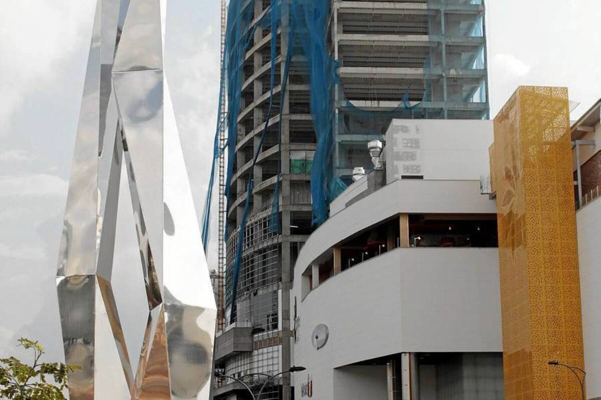 El hotel se está construyendo al lado del Centro Comercial Cacique. (Foto: Javier Gutiérrez/VANGUARDIA LIBERAL)