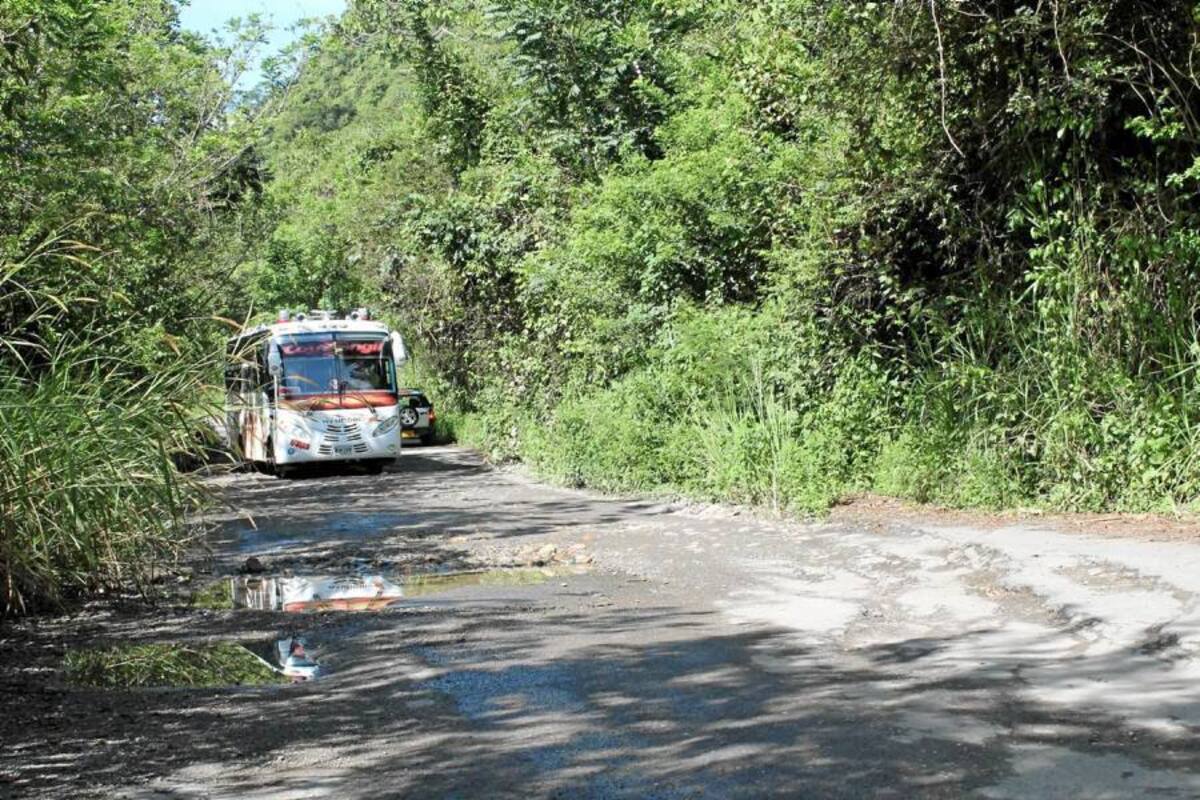 De lo que muchos recuerdan como una autopista cuando fue inaugurada, la vía San Gil -Charalá tiene hoy sectores críticos como éste. Los hundimientos, la falta de roseo, y cunetas han destruido el pavimento.