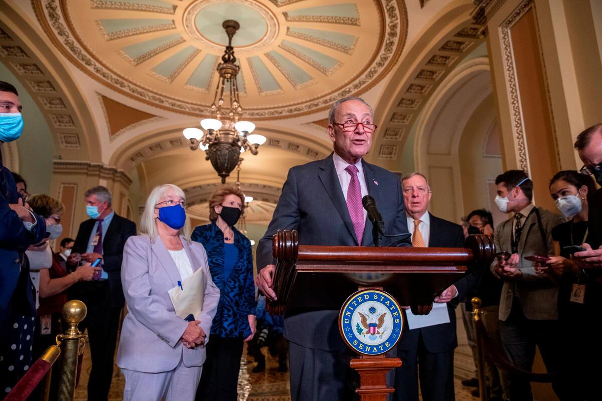 Chuck Schumer, líder de la mayoría demócrata del Senado, informó que los legisladores llegaron a un acuerdo sobre una medida provisional para evitar el cierre del Gobierno y que extenderán el financiamiento hasta el 3 de diciembre próximo. EFE / VANGUARDIA