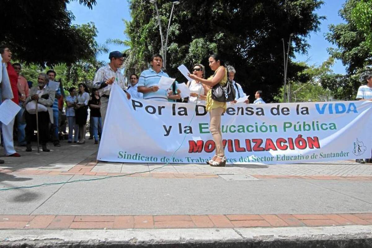 Con pancartas alusivas, los docentes exigían mejores condiciones al interior de sus establecimientos. (Foto: Zully Andrea Velazco C./VANGUARDIA LIBERAL)