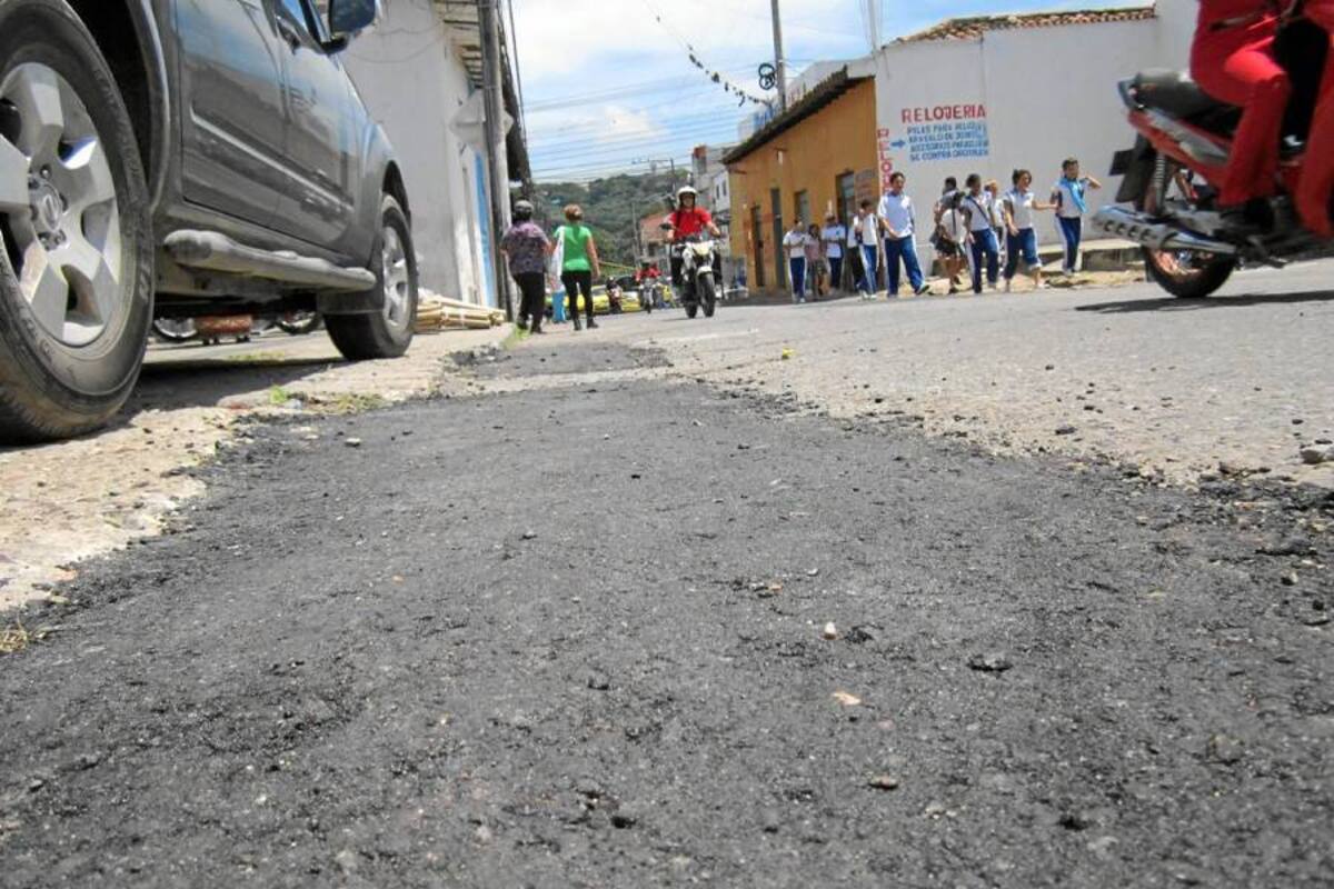 Las obras de reparcheo se adelantaron esta semana sobre la carrera 8 del Casco Antiguo de Floridablanca. (Foto: Zully Andrea Velazco C./VANGUARDIA LIBERAL)