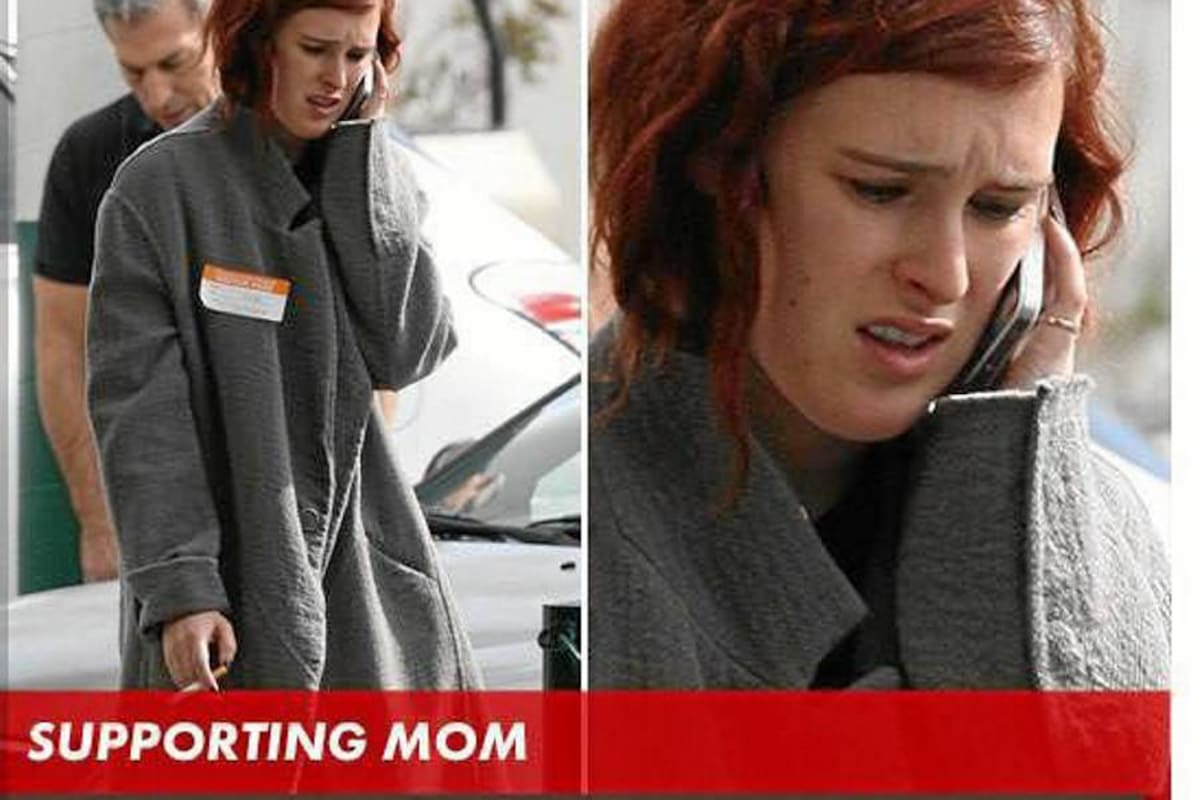 Rumer Willis, la hija mayor de Demi Moore y Bruce Willis, llama angustiada a su familia desde el hospital de Los Angeles a donde fue llevada su mamá. Se nota que está verdaderamente angustiada. (Foto: TMZ )