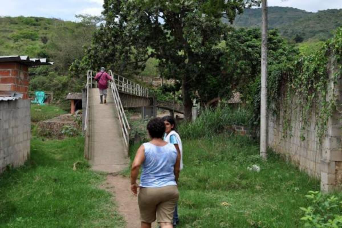 Las autoridades se comprometieron a brindar seguridad a los caminantes que transiten por el puente peatonal, ubicado 200 metros de la de la batea. (Foto: / VANGUARDIA LIBERAL)