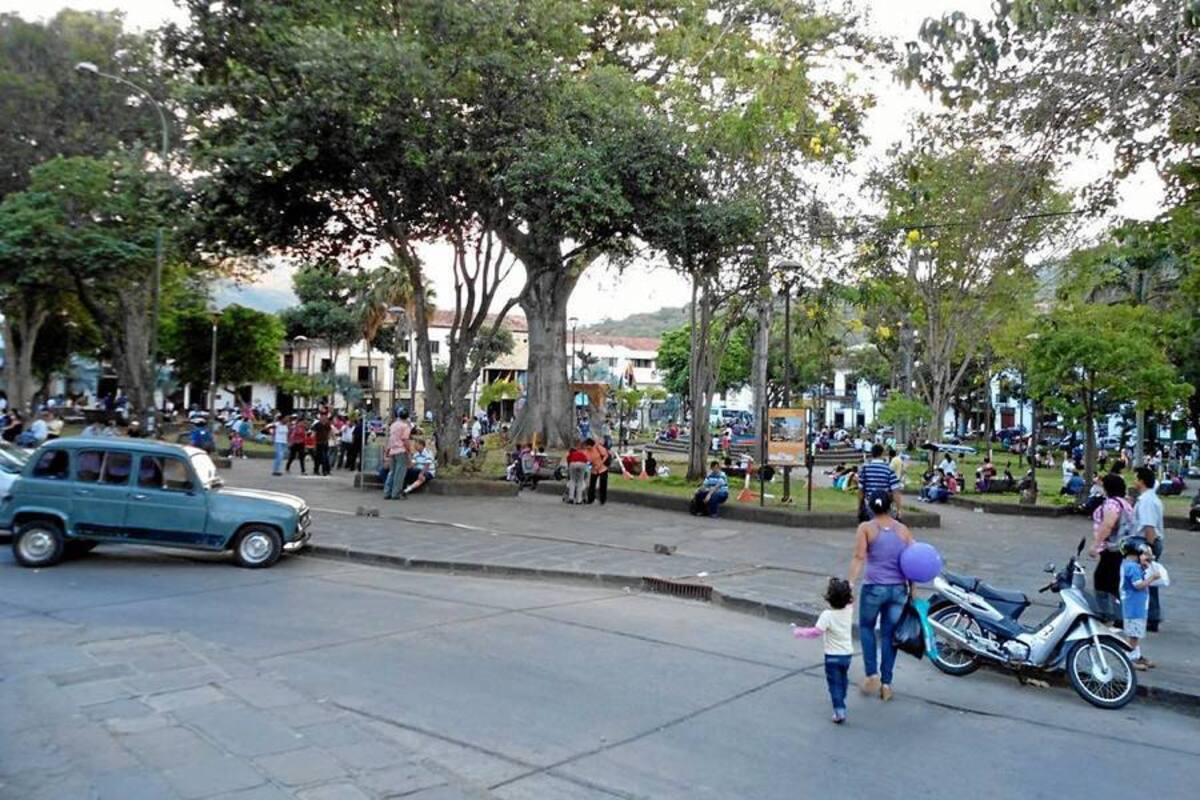 Luego de la inactividad comercial vivida en San Gil en la mañana del martes 24 de enero, la comunidad se dedico a labores personales mientras se restablecía el servicio de energía (Foto: Nancy Acuña R. /VANGUARDIA LIBERAL )