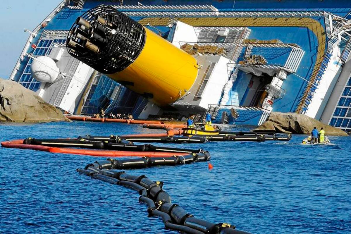 El Costa Concordia transportaba a más de 4.200 personas cuando encalló en un arrecife frente a la isla toscana de Giglio. (Foto: EFE / VANGUARDIA LIBERAL)