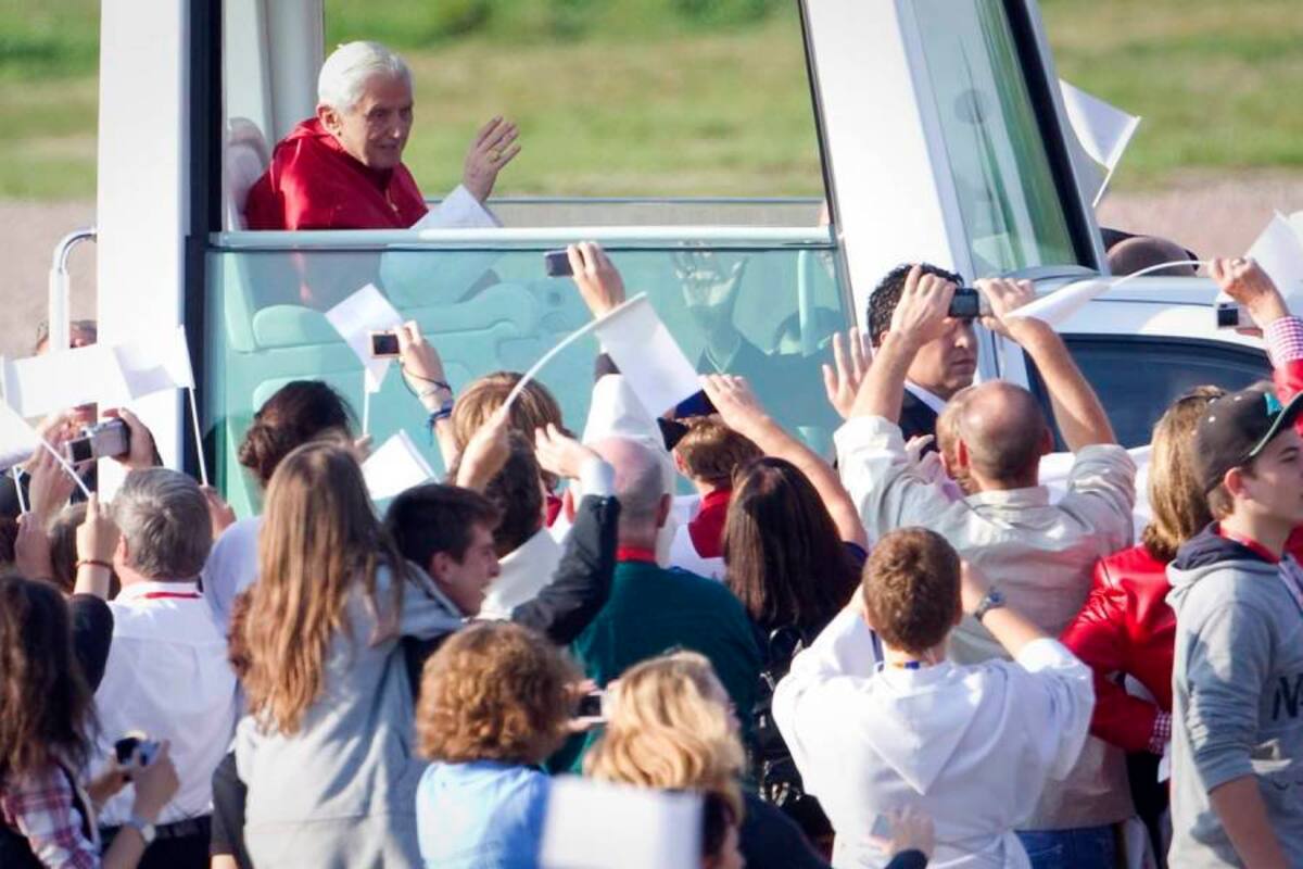 El papa Benedicto XVI saludó a los fieles que asistieron a una multitudinaria misa en Friburgo, Alemania. (Foto: EFE / VANGUARDIA LIBERAL )
