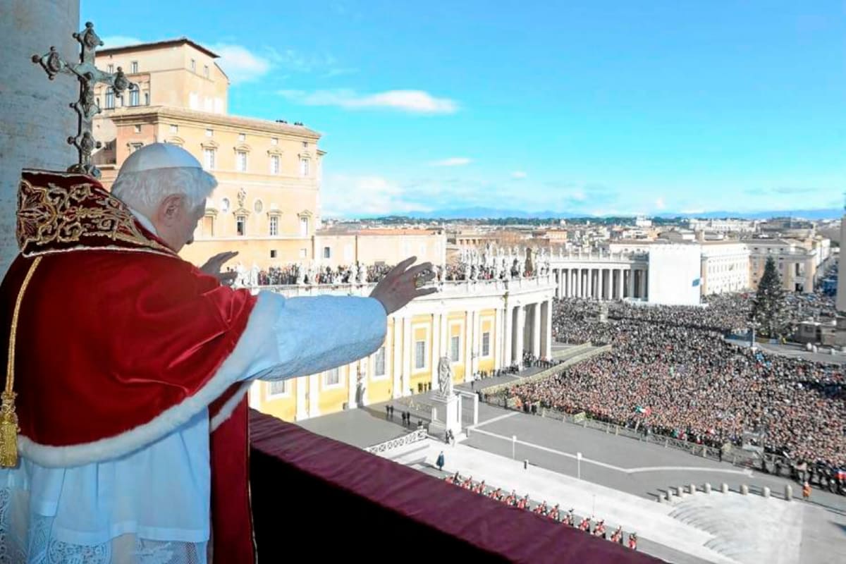 El papa Benedicto XVI saluda a las miles de personas reunidas en la Plaza de San Pedro del Vaticano durante el tradicional Mensaje de Navidad. Benedicto XVI pidió el cese de la violencia en Siria, “donde ya se ha derramado tanta sangre”, y la reanudación del diálogo entre israelíes y palestinos. (Foto: Archivo/VANGUARDIA LIBERAL )