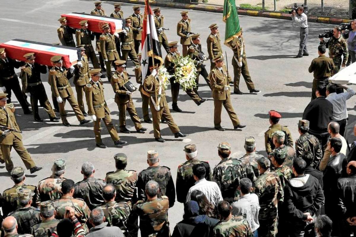 Policías sirios llevando los féretros de sus compañeros durante el funeral en Damasco, Siria. Además, al menos 30 personas murieron, la mayoría en los ataques lanzados por las fuerzas del régimen de Bachar al Asad contra los feudos opositores de Homs. (Foto: EFE / VANGUARDIA LIBERAL )
