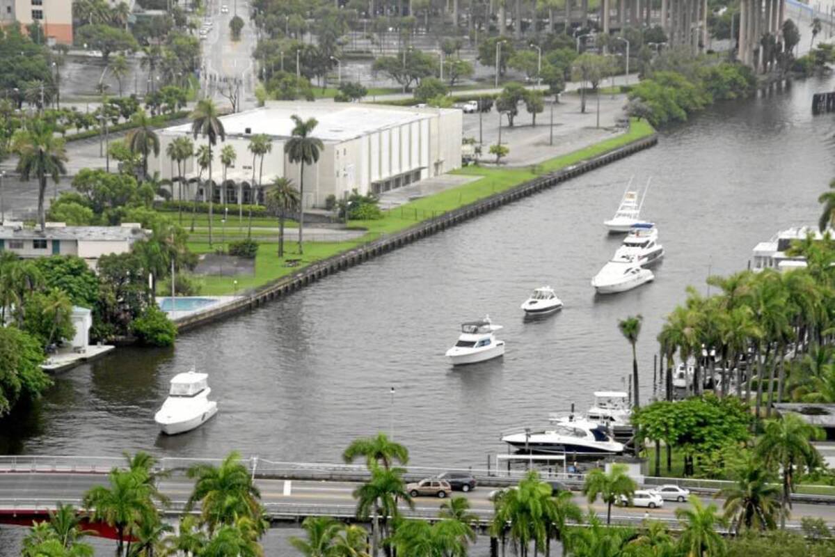 Florida está en estado de emergencia por la tormenta tropical ‘Isaac’, que amenazaba con llegar anoche convertida en huracán. La población aceleraba los preparativos y las autoridades decretaron el cierre de escuelas y organismos. (Foto: EFE/VANGUARDIA LIBERAL)