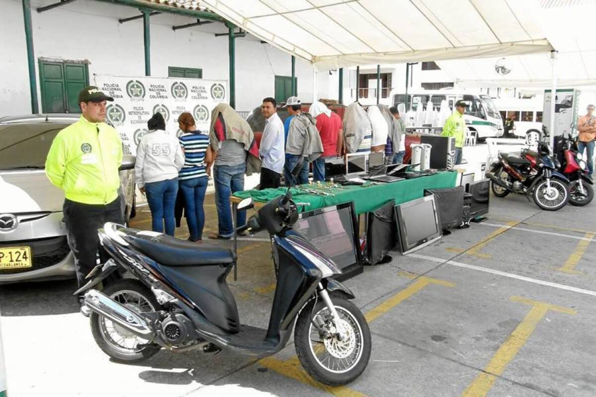 Ayer fueron presentados los 16 capturados de la banda dedicada al robo de apartamentos, apodada ‘La vieja guardia’. Dos mujeres y el dueño de droguerías y de una flota de taxis hacían parte de esta organización. (Foto: Javier Gutiérrez / VANGUARDIA LIBERAL )