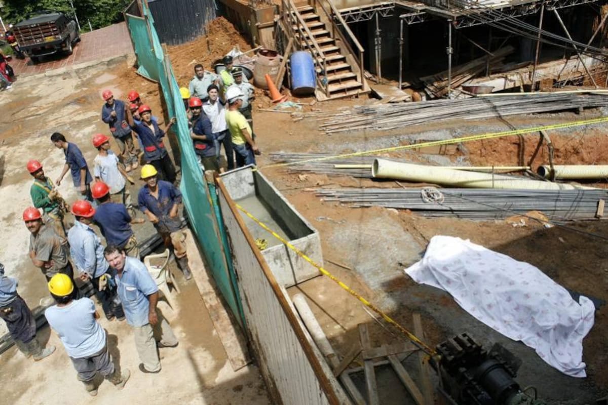 El fatal accidente se registró a las 8:30 de la mañana en una obra de construcción localizada en la calle 48 con 39 del sector de Cabecera del Llano. (Foto: Marco Valencia/VANGUARDIA LIBERAL )