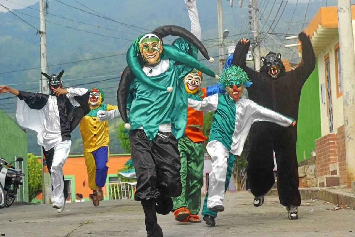 En enero era tradicional la realización del Festival “Su majestad el matachín en el barrio La Cumbre”, en donde se congregaban cerca de 450 matachines. (Foto: FOTOS. Nelly Vecino Pico y Archivo /VANGUARDIA LIBERAL)