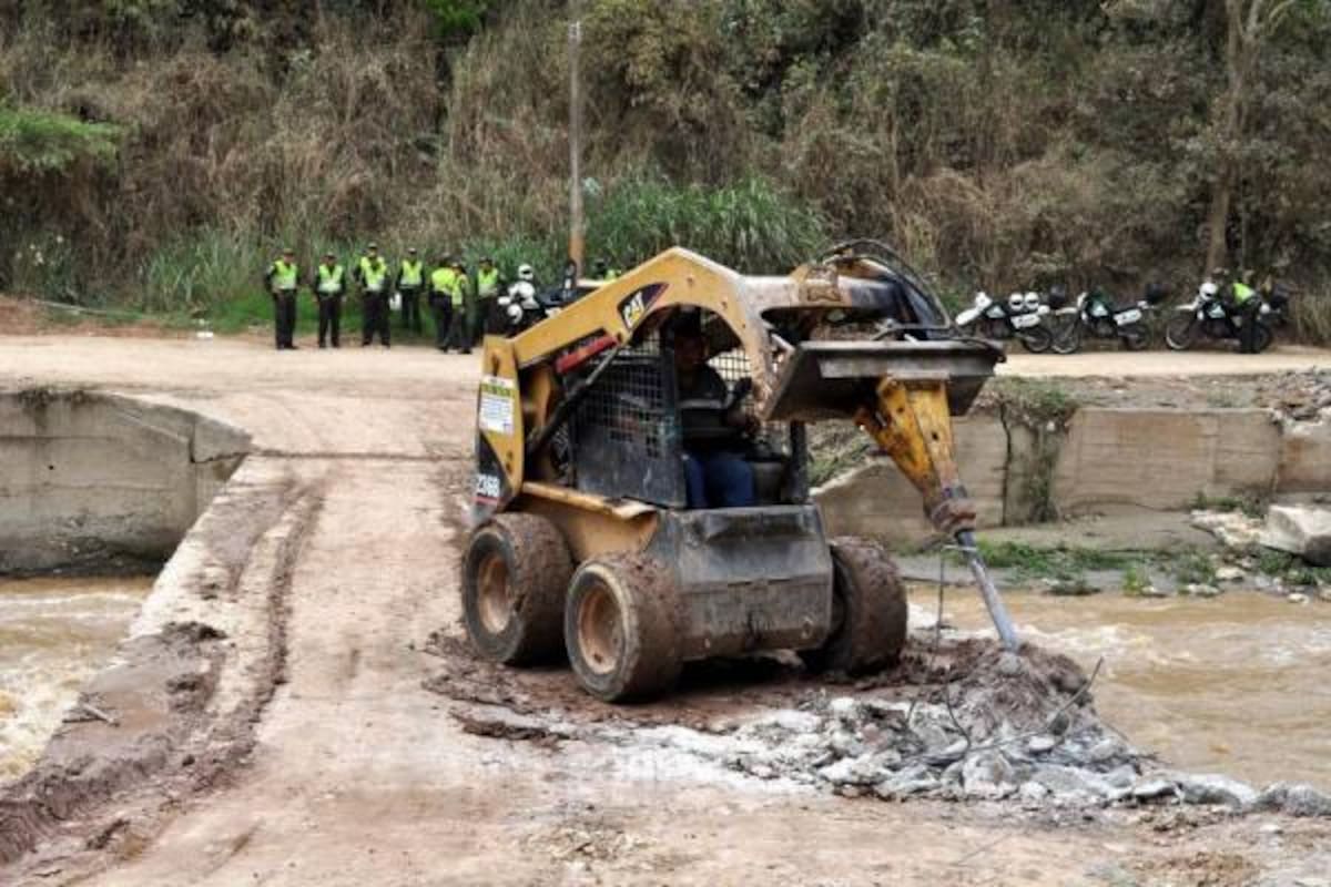 Una vez concertado con la comunidad, la firma contratista Asfaltart S.A comenzó la demolición de la batea. (Foto: / VANGUARDIA LIBERAL)