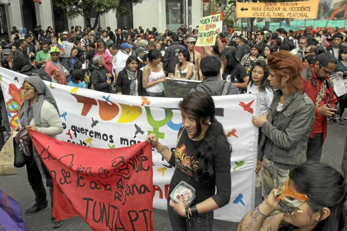 La marcha además tuvo lugar en Bogotá, Barranquilla, San Andrés, Medellín, Pereira, Tunja, Villavicencio y Manizales, ciudades en las que las manifestantes se tomaron los principales corredores viales. (Foto: Colprensa/VANGUARDIA LIBERAL)