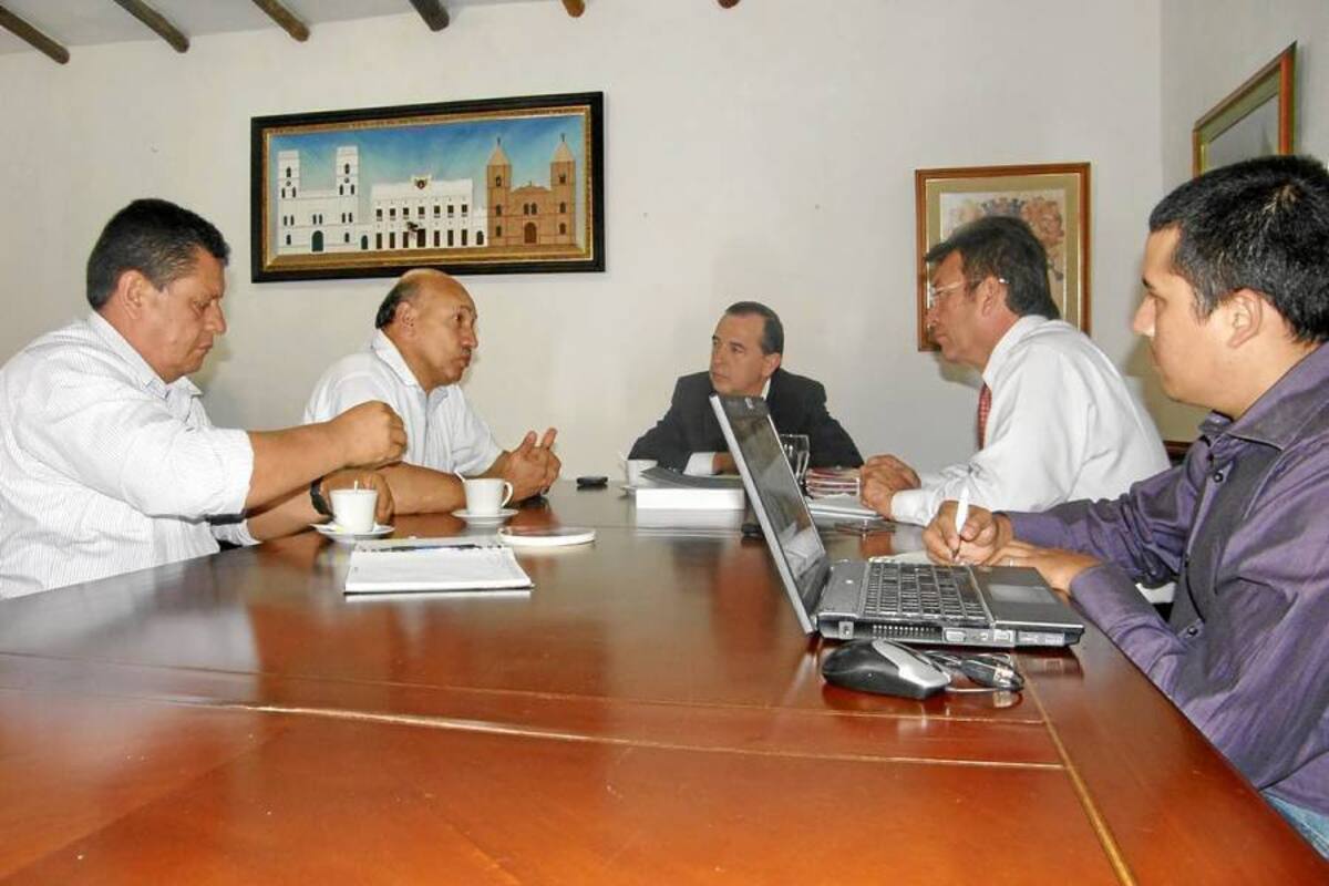 Representantes de la Corporación Fondo de Prevención Vial de Bogotá sostuvieron una reunión con el Gobierno de Piedecuesta para tratar temas de seguridad vial y proponer un trabajo mancomunado para mejorar aspectos de movilidad. (Foto: Edgar Omar Bustos A/ VANGUARDIA LIBERAL )
