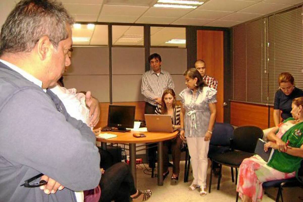 Funcionarios de la Contraloría Municipal realizaron ayer una visita especial a las oficinas de la Secretaría de Desarrollo Social para verificar las denuncias que hay sobre supuestos vicios en contratos realizados en ese despacho en diciembre del 2011. (Foto: Suministrada/VANGUARDIA LIBERAL)