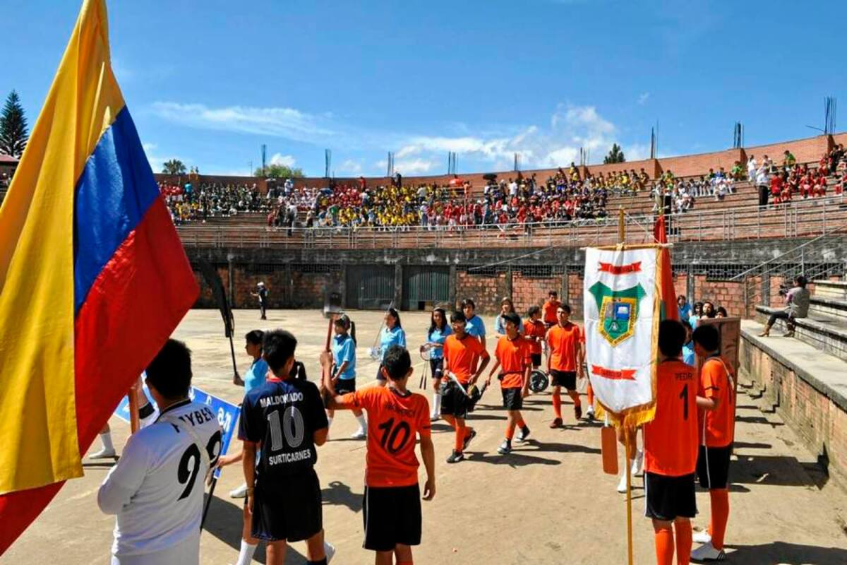 Con un desfile multicolor los estudiantes, padres de familia y docentes, iniciaron la celebración de los 60 años de vida institucional del Colegio Parroquial San Luis Gonzaga, de Barbosa. (Foto: Luis Fernando Martínez Vargas /VANGUARDIA LIBERAL)