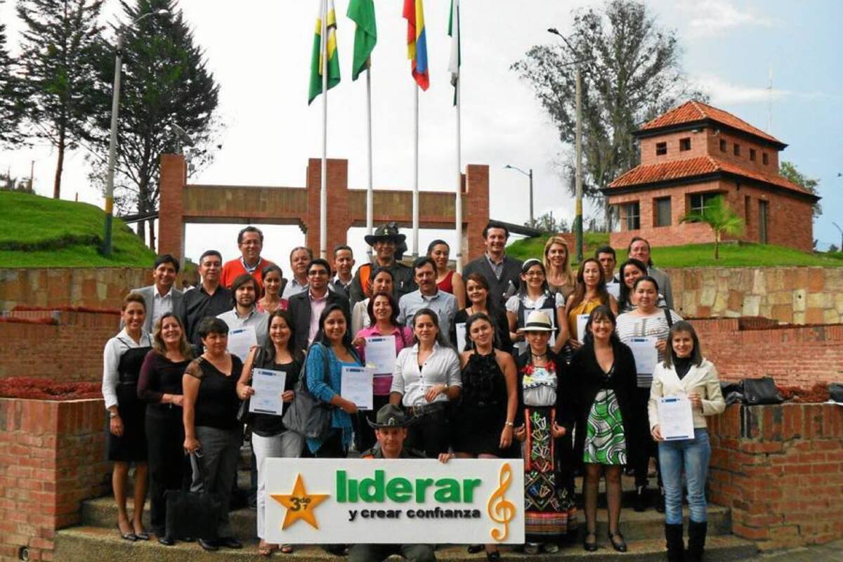 Grupo de asistentes al Seminario desarrollado en la Escuela de Carabineros de la Provincia de Vélez, sobre formación de líderes en mercadeo y comercio. (Foto: Luis Fernando Martínez Vargas /VANGUARDIA LIBERAL)