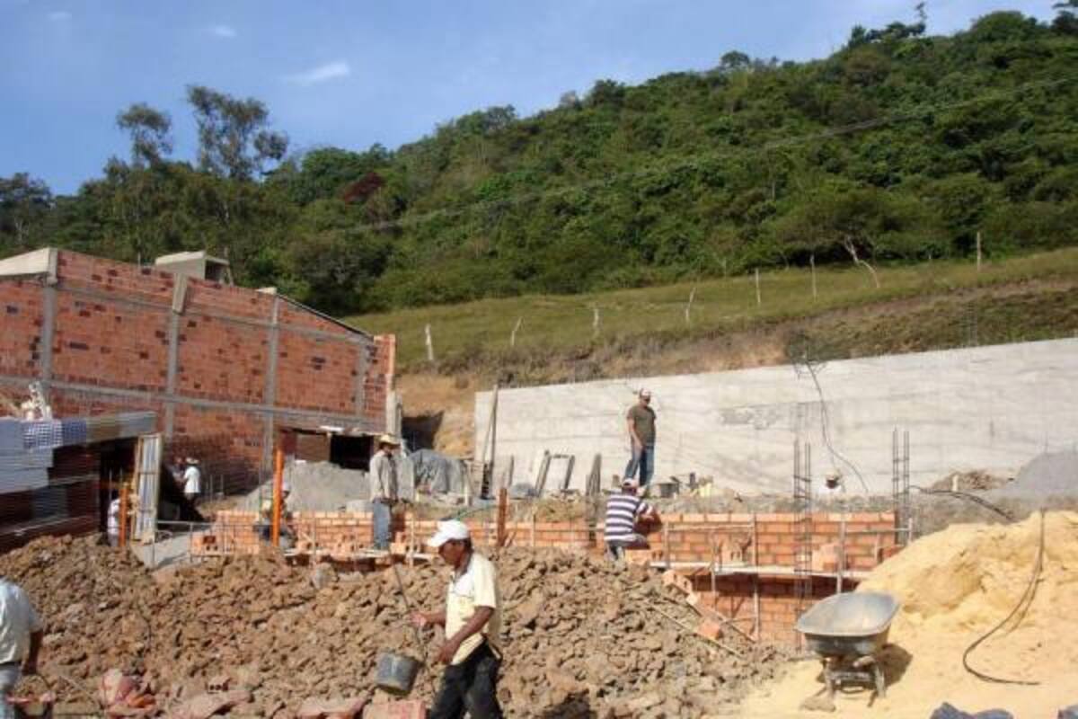 Obreros trabajan en la construcción de viviendas, en la parte baja de La Loma.(Foto: Nancy Acuña R /VANGUARDIA LIBERAL)