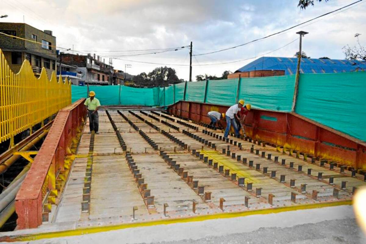 Así avanzan las obras que se ejecutan en el puente la Aurora sobre el río Moniquirá. (Foto: Luis Fernando Martínez V. /VANGUARDIA LIBERAL)