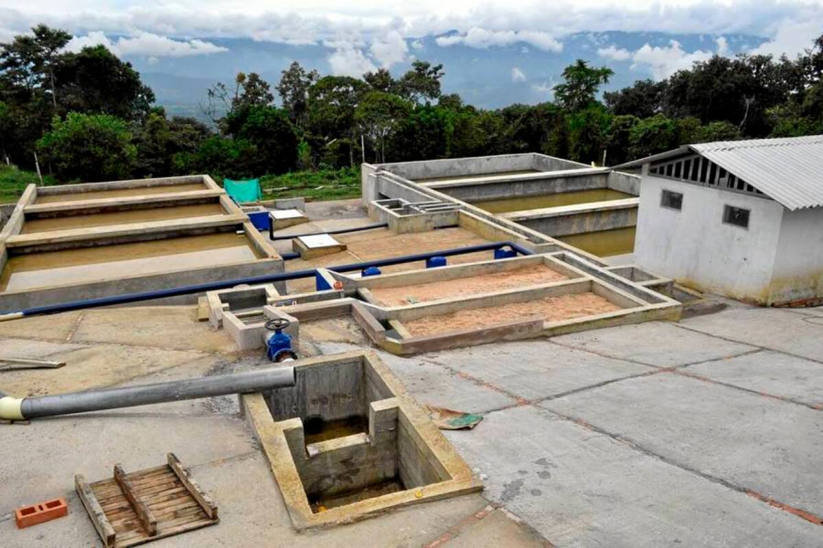 Esta es la planta de distribución del acueducto de Santana, que aún no ha entrado en funcionamiento, debido a fallas técnicas en su construcción, sumado a esto, la quebrada se ha reducido a tal punto que 3.500 habitantes llevan ocho días sin agua. (Foto: Luis Fernando Martínez Vargas/VANGUARDIA LIBERAL)