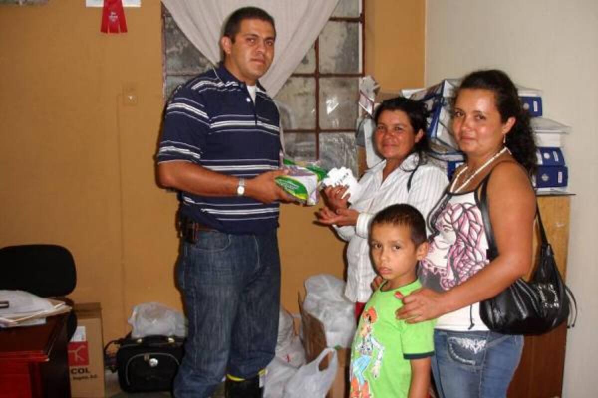 Familias del sector rural de Barbosa reciben semillas por parte del secretario de agricultura local Jefferson Tovar para la implementación de huertas caseras.(Foto: Nancy Acuña R. VANGUARDIA LIBERA)