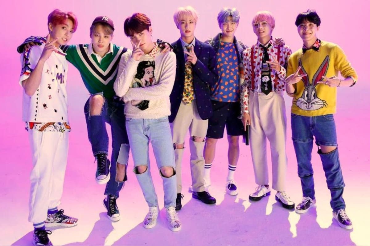 BTS es el primer grupo de K-pop en tener tres álbumes que alcanzan el puesto número 1 en un solo año en las listas de éxitos, algo solo comparado a lo que lograron Los Beatles en su momento.