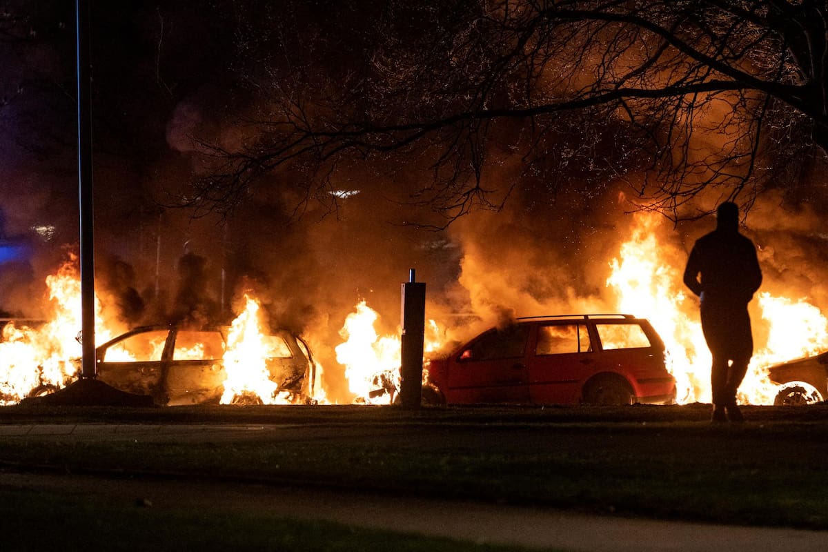 El plan de un grupo de ultraderecha de quemar públicamente copias del libro sagrado del Islam desató los violentos enfrentamientos en Suecia. EFE / VANGUARDIA