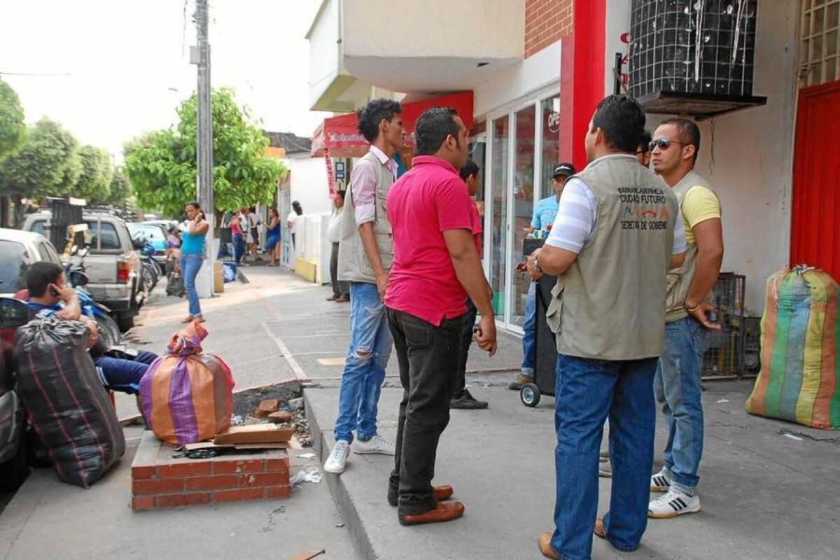 Esta es la imagen que se observa a diario en la Plaza Torcoroma. Los informales argumentan el derecho al trabajo mientras las autoridades tratan de hacer valer el derecho de los ciudadanos a transitar por andenes libres. (Foto: Édgar Pernett/VANGUARDIA LIBERAL)