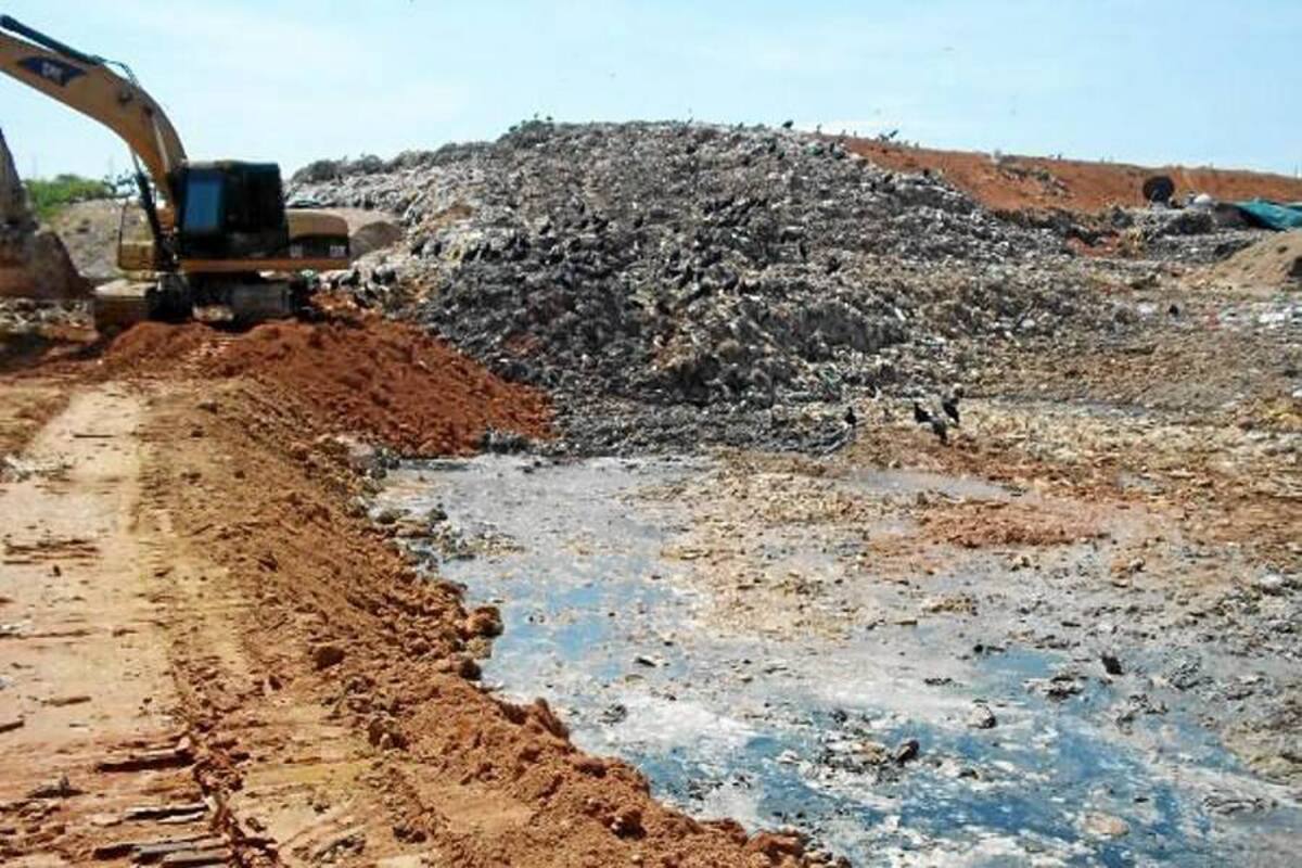 Según la empresa Aguas de Barrancabermeja, el recorrido del lixiviado hacia la Ciénaga San Silvestre se frenó a tiempo, pues el elemento contaminante no alcanzó a salir de los predios del relleno sanitario. (Foto: Suministrada/VANGUARDIA LIBERAL)