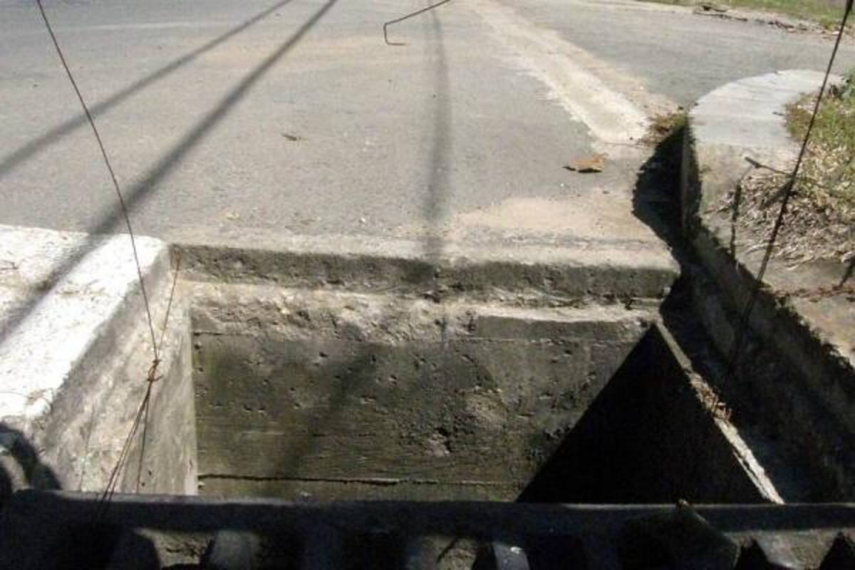Este es otro ejemplo, esta vez de un sumidero que perdió parte de su rejilla. El hueco está señalizado pero es un peligro evidente para los transeúntes de la calle 35, en el barrio Recuperación Planada El Cerro. (Foto: Edgar Pernett/VANGUARDIA LIBERAL)