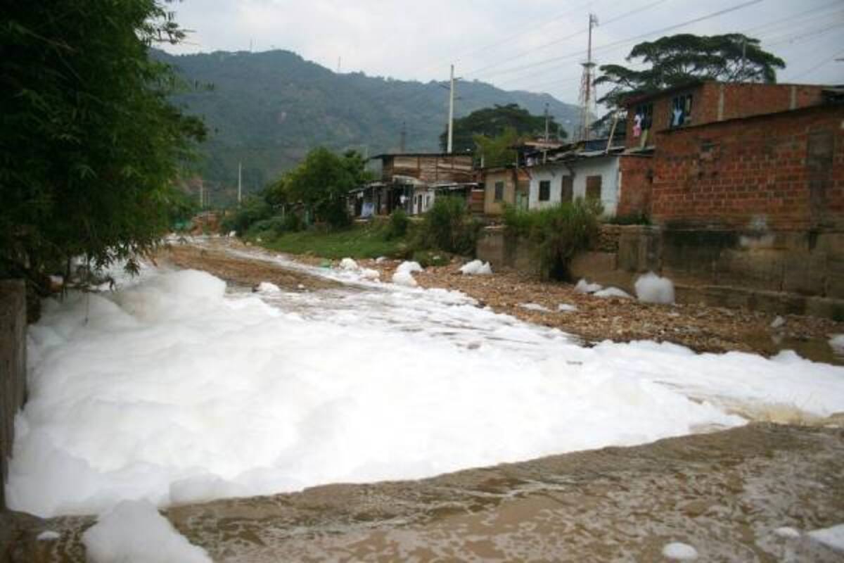 Es alarmante el nivel de contaminación de nuestras fuentes hídricas. Desperdicios, químicos y aguas negras caen a diario a estas corrientes, generando malos olores y enrareciendo el ambiente que respiramos.(Foto: Foto: Jaime Del Río / VANGUARDIA LIBERAL )