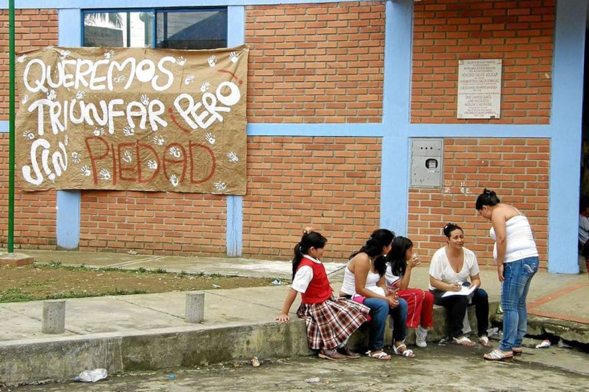 Con letreros y pancartas los estudiantes del Instituto Luis Carlos Galán Sarmiento, ubicado en el barrio Estoraques, manifestaron ayer su rechazo a la rectora Piedad Santos. (Foto: Javier Gutiérrez / VANGUARDIA LIBERAL )