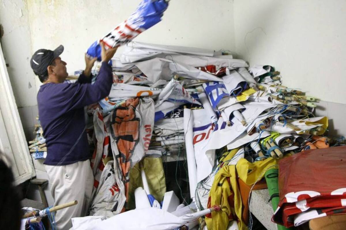 La bodega que tiene dispuesta la Secretaría de Salud y Ambiente para las piezas decomisadas ya no da abasto. Factores como la humedad ya generan malos olores en el lugar. (Foto: César Flórez / VANGUARDIA LIBERAL)